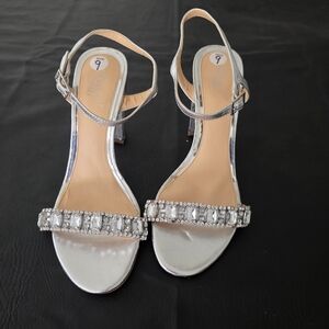 Jewel by Badgley Mischka Crystal Embellished Strappy Silver Block Heel Sandals 9